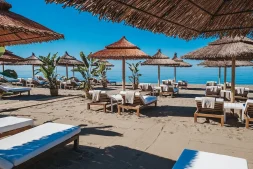 Zandstrand met luxe beachclub nabij The Club Villas Estepona