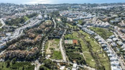 Luchtfoto van El Campanario wijk in Estepona met golfbanen, tennisbanen en zeezicht