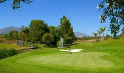 El Campanario Golf bij The Club Villas Estepona met groene fairways en mediterrane natuur
